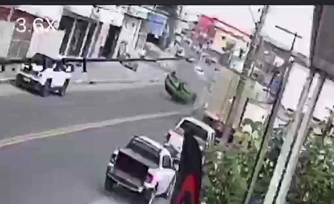 Vídeo mostra o momento em que "Tarzan" capota o carro em avenida de Cruzeiro do Sul