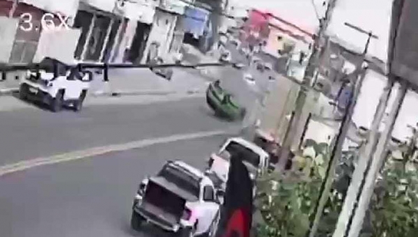 Vídeo mostra o momento em que "Tarzan" capota o carro em avenida de Cruzeiro do Sul