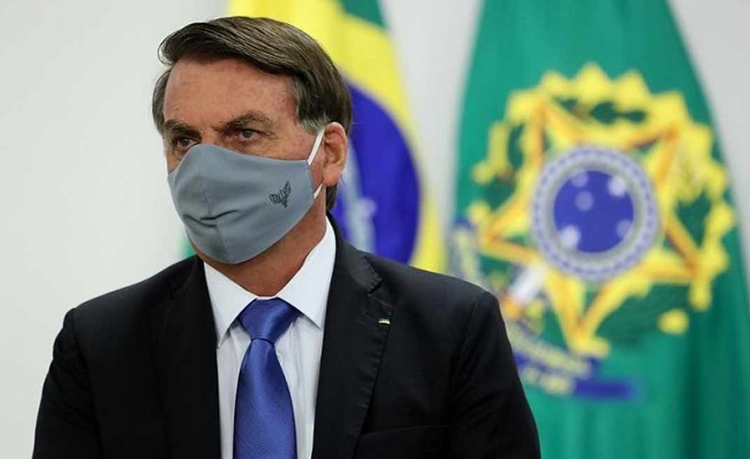 Bolsonaro critica a imprensa e diz que vai respeitar o teto de gastos