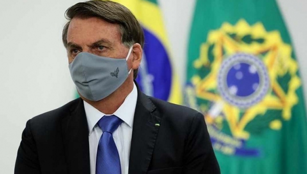 Bolsonaro critica a imprensa e diz que vai respeitar o teto de gastos