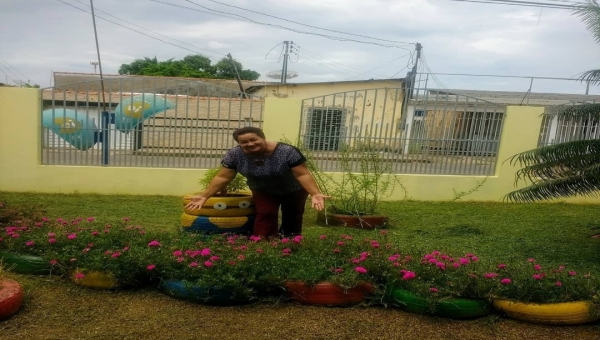 Com trabalho voluntário, coordenadora de escola transforma ambiente a partir de material reciclável 