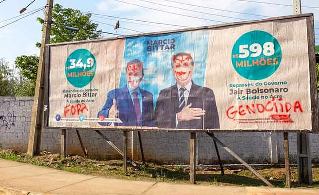 Em outdoors, Bolsonaro e Bittar aparecem com chifres e são chamados de genocidas