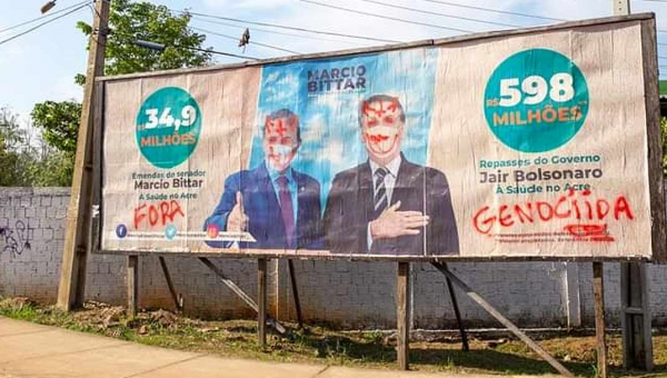 Em outdoors, Bolsonaro e Bittar aparecem com chifres e são chamados de genocidas