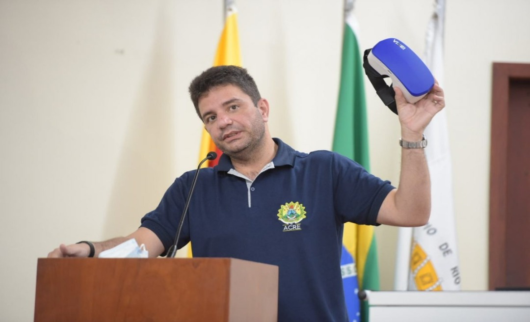 Governador Gladson Cameli apresenta kit tecnológico para as escolas