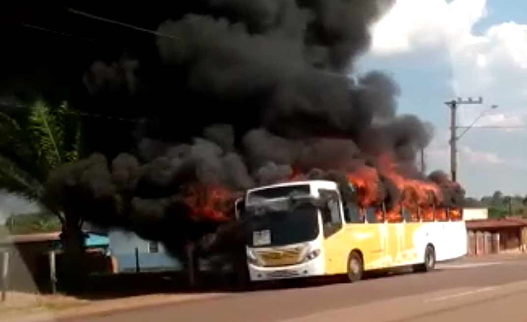 Ônibus pega fogo na parada final do Vila Acre, em Rio Branco