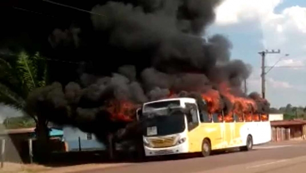 Ônibus pega fogo na parada final do Vila Acre, em Rio Branco