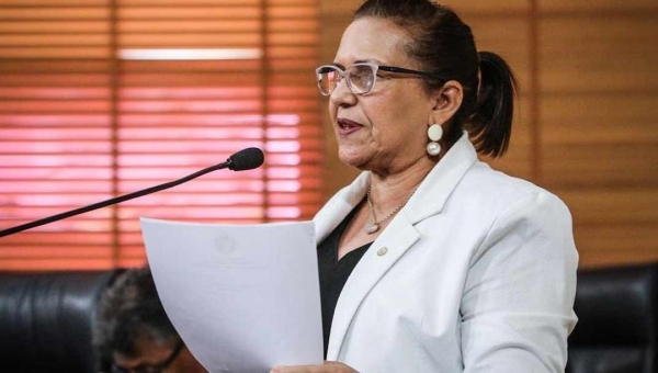 Doutora Juliana propõe que governo divulgue nas aulas remotas os canais para denúncia de violência contra crianças e adolescentes