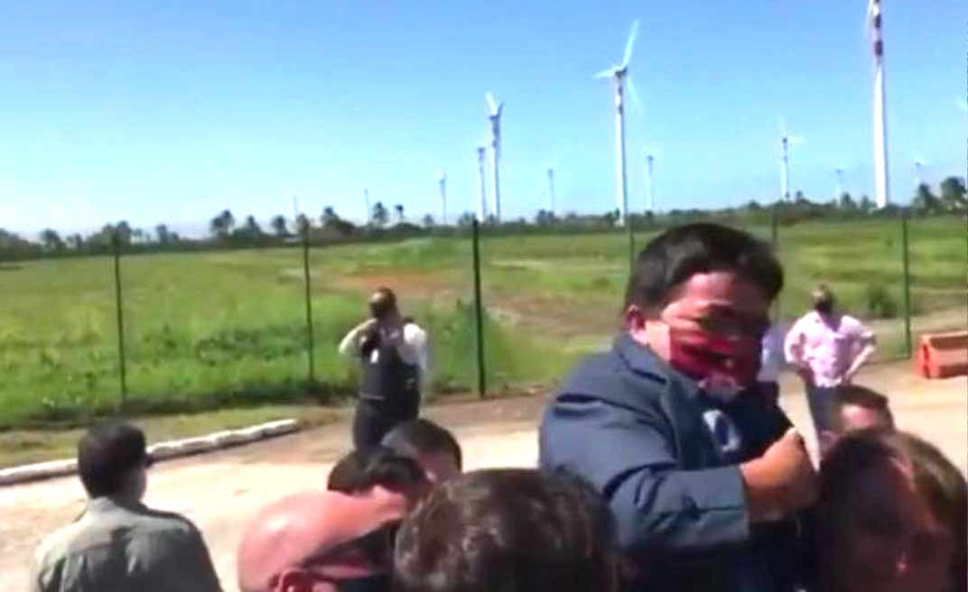 Vídeo: Bolsonaro carrega anão nos ombros achando que é uma criança