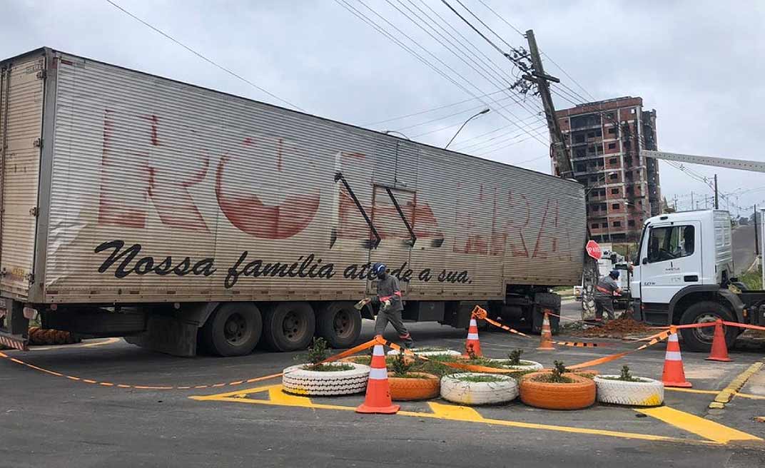 Caminhão colide com poste ao manobrar em avenida de Cruzeiro do Sul