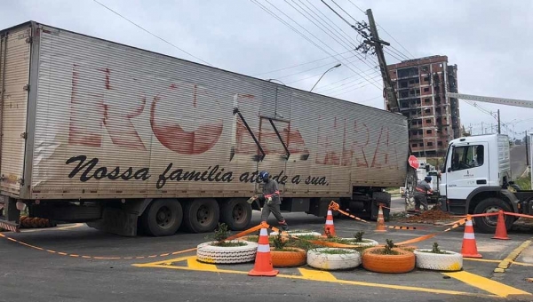 Caminhão colide com poste ao manobrar em avenida de Cruzeiro do Sul