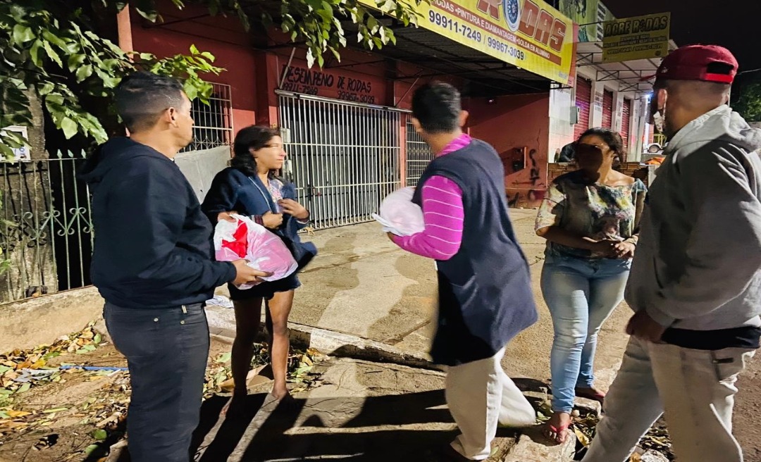 Grupo Cabaré distribui agasalhos para moradores de rua e famílias pobres em Rio Branco durante o frio 