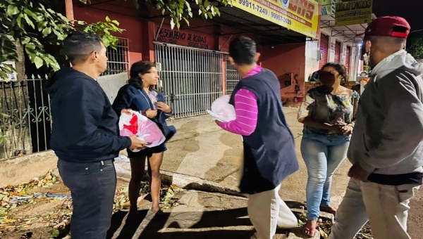 Grupo Cabaré distribui agasalhos para moradores de rua e famílias pobres em Rio Branco durante o frio 