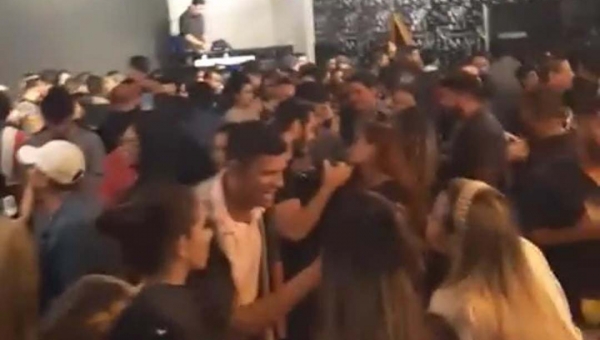 Em plena pandemia, Tardezinha dá péssimo exemplo, faz promoção de chopp e tem espaço lotado; assista ao vídeo