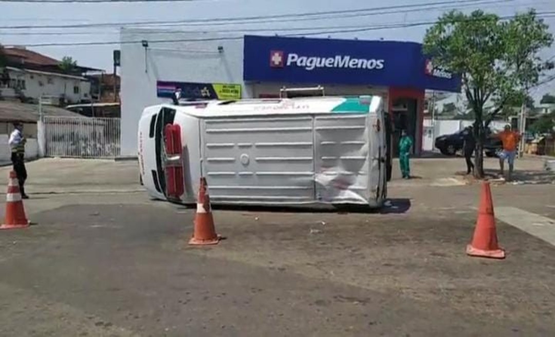 Ambulância tomba no centro de Rio Branco após colisão em cruzamento 