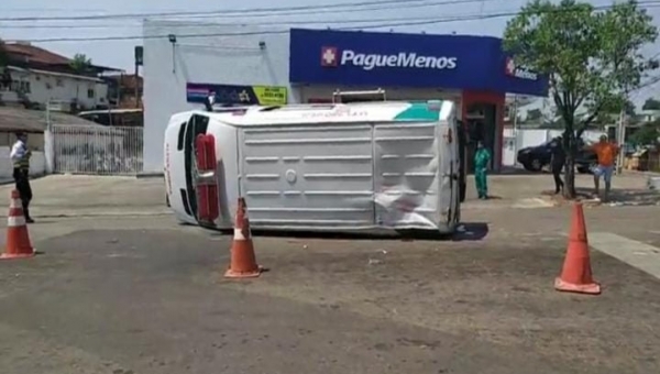 Ambulância tomba no centro de Rio Branco após colisão em cruzamento 