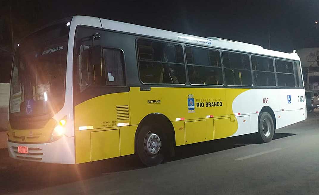 Bandidos invadem ônibus e levam tudo do motorista e dos passageiros em mais um 'arrastão'