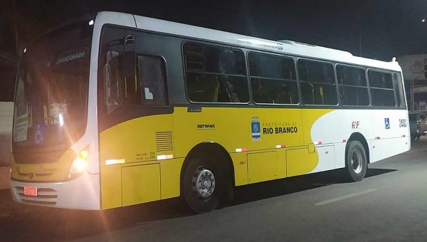 Bandidos invadem ônibus e levam tudo do motorista e dos passageiros em mais um 'arrastão'