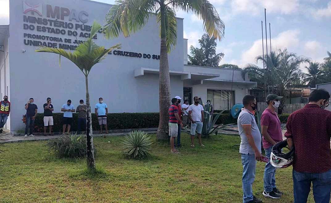 R$ 5,70/L: População faz protesto em frente ao MP após aumento na gasolina