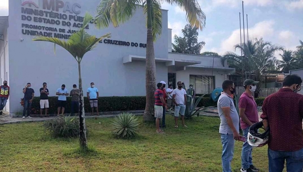 R$ 5,70/L: População faz protesto em frente ao MP após aumento na gasolina