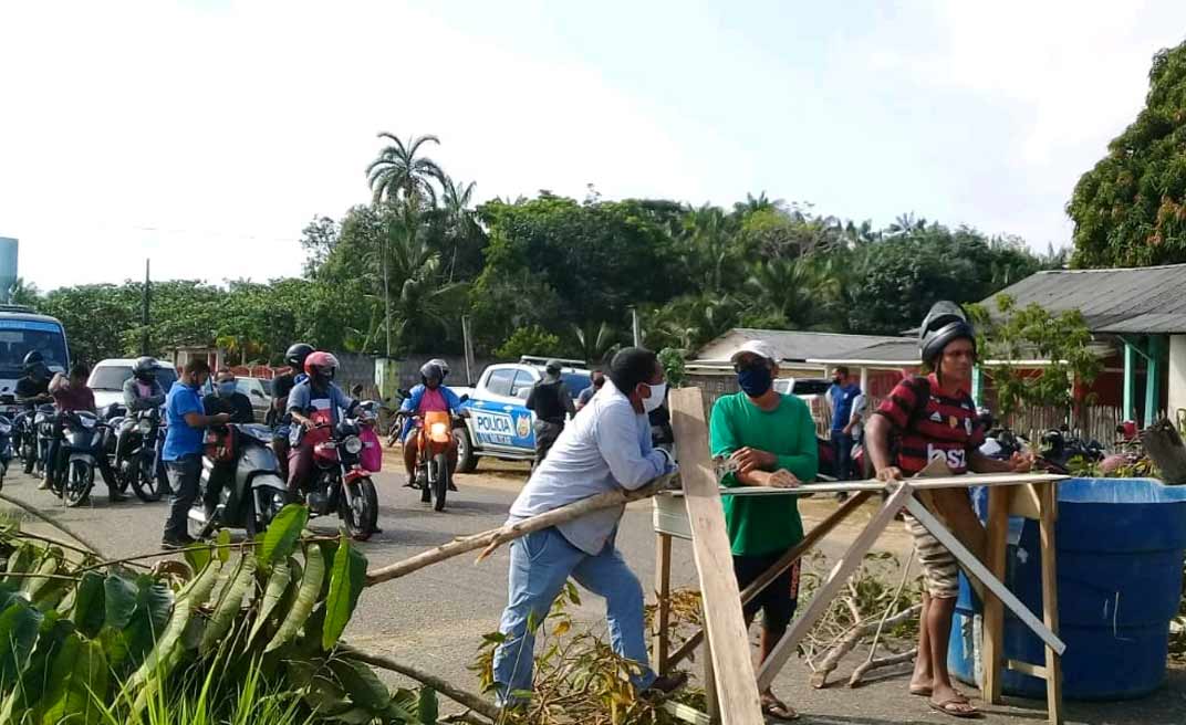 Pedindo melhorias, moradores fecham BR-307 no Bairro Boca da Alemanha