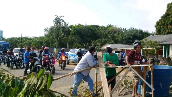 Pedindo melhorias, moradores fecham BR-307 no Bairro Boca da Alemanha