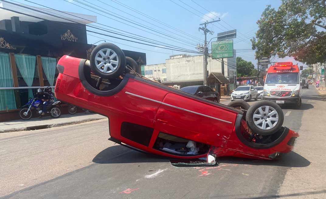 Motorista capota carro na Getúlio Vargas ao passar em bueiro sem tampa