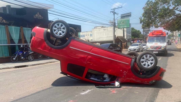 Motorista capota carro na Getúlio Vargas ao passar em bueiro sem tampa