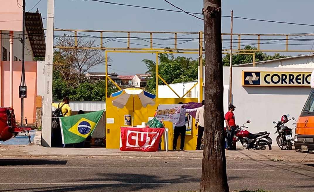 Funcionários dos Correios fazem protesto na entrada de agência na Avenida Ceará