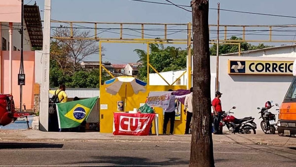 Funcionários dos Correios fazem protesto na entrada de agência na Avenida Ceará