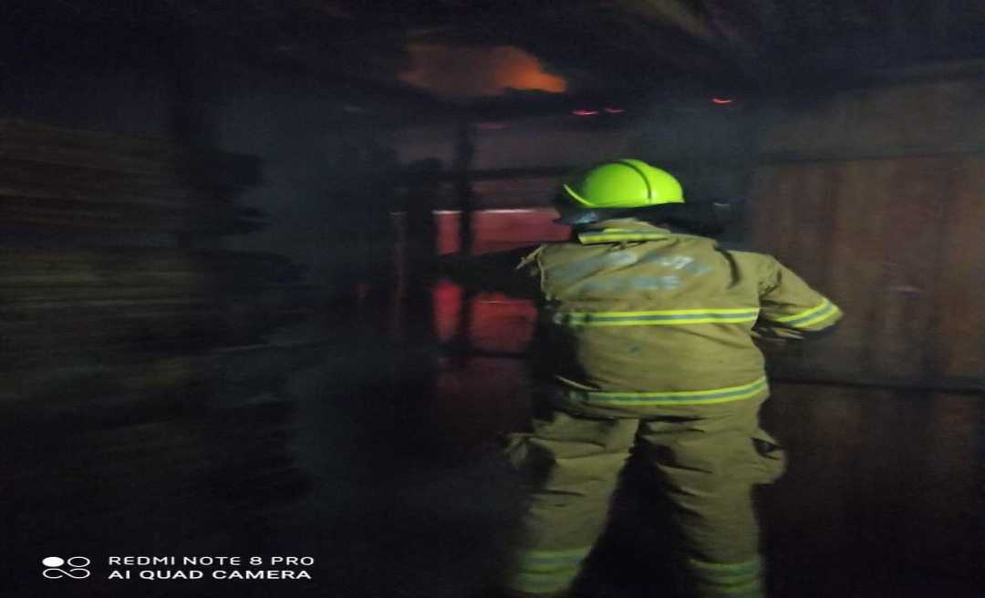 Bombeiros controlam incêndio em residência no município de Feijó