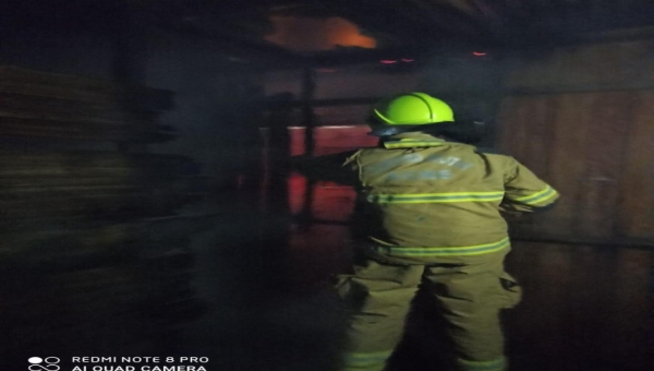 Bombeiros controlam incêndio em residência no município de Feijó