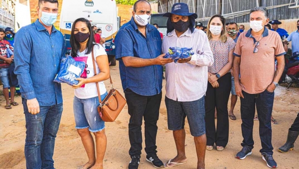 Governador em exercício, Nicolau Júnior, toma café da manhã com trabalhadores da limpeza urbana de Cruzeiro do Sul