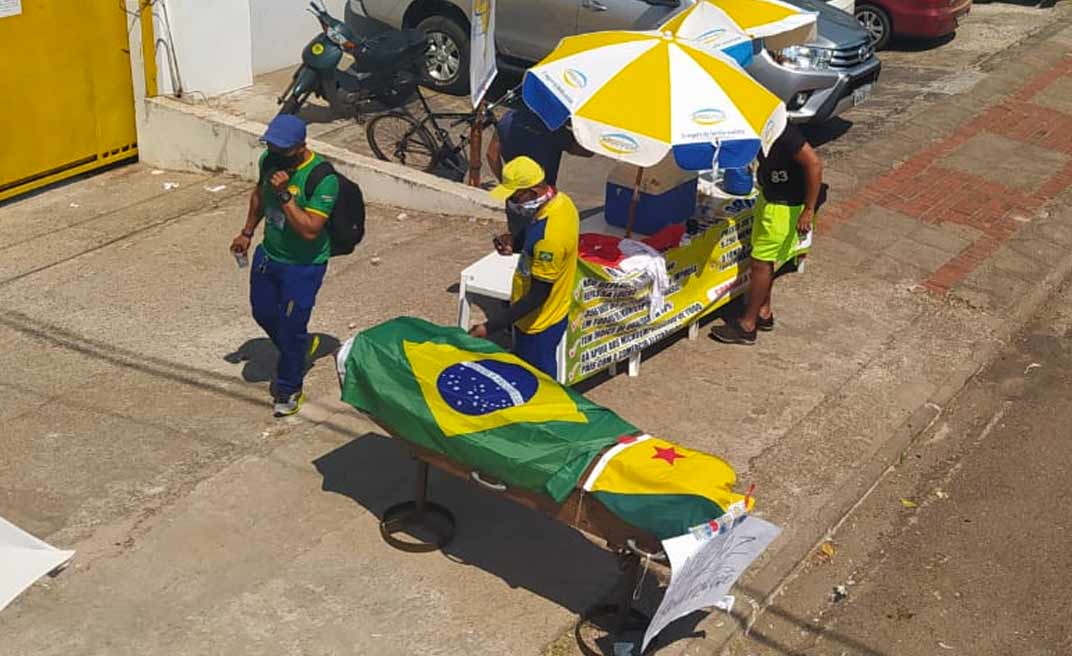 No Acre, trabalhadores dos Correios em greve colocam caixão na frente de agência em protesto