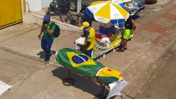 No Acre, trabalhadores dos Correios em greve colocam caixão na frente de agência em protesto