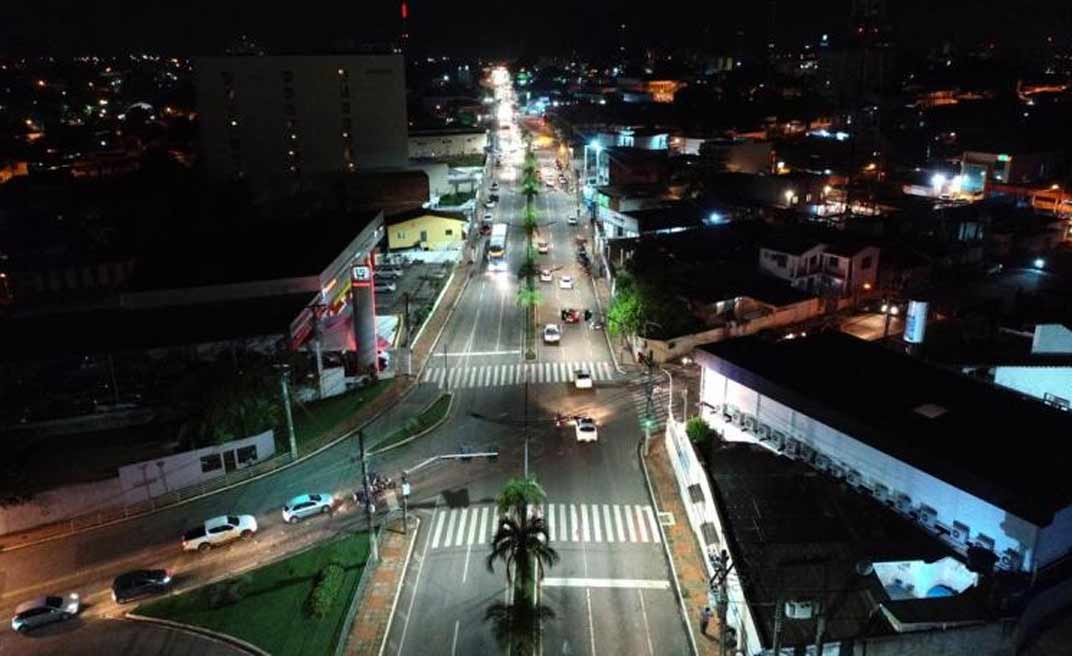 Oposição diz que Rio Branco está no escuro e pergunta por iluminação de led; vereador diz que bairro da prefeita já recebeu serviço