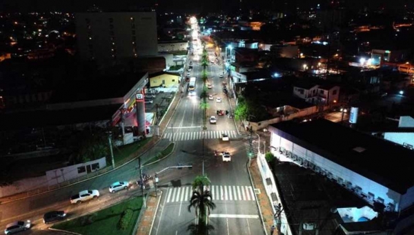 Oposição diz que Rio Branco está no escuro e pergunta por iluminação de led; vereador diz que bairro da prefeita já recebeu serviço