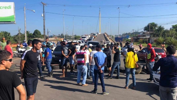 Com aumento na gasolina, motoristas bloqueiam ponte da união em protesto