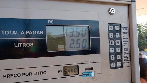 Após denúncia e protesto, gasolina baixa 30 centavos em Cruzeiro do Sul