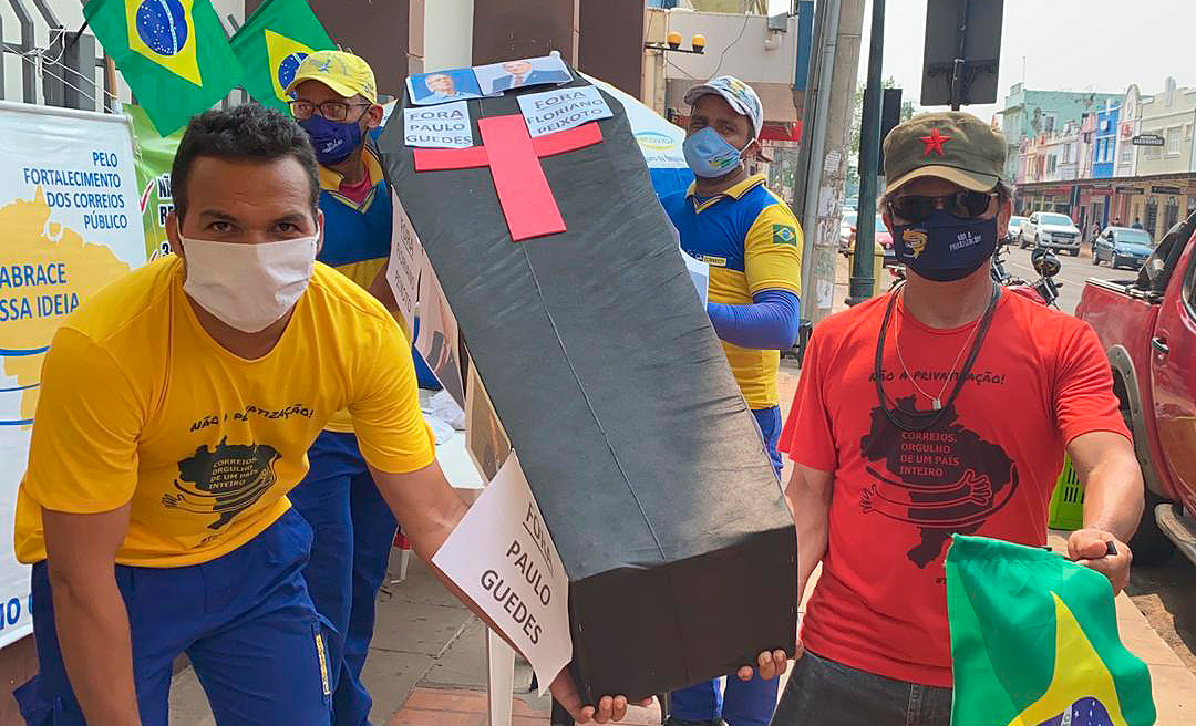 Caixão com foto de Paulo Guedes é colocado na frente de agência dos Correios em Rio Branco em mais um dia de protestos