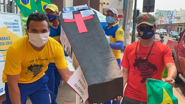 Caixão com foto de Paulo Guedes é colocado na frente de agência dos Correios em Rio Branco em mais um dia de protestos