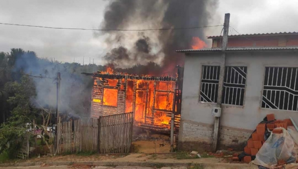 Irmão revoltado ateia fogo na casa da irmã e manda tudo pelos ares em poucos minutos