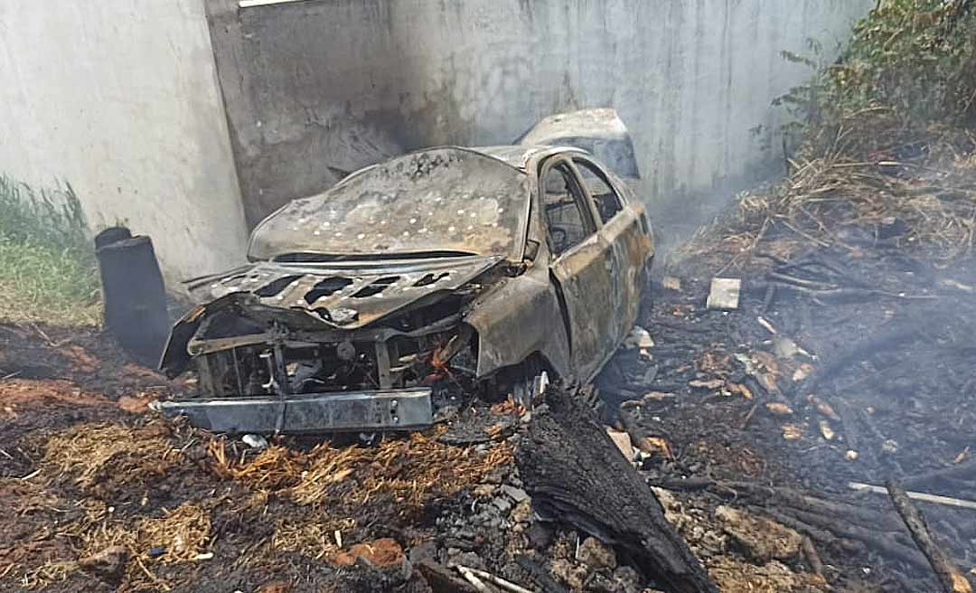 Carro pega fogo após suposto traficante colidir contra muro durante perseguição policial