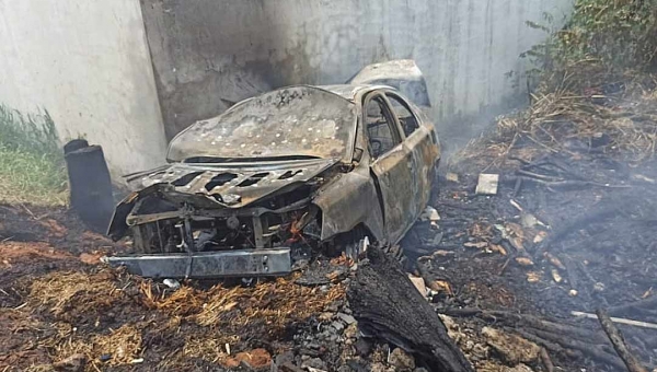 Carro pega fogo após suposto traficante colidir contra muro durante perseguição policial