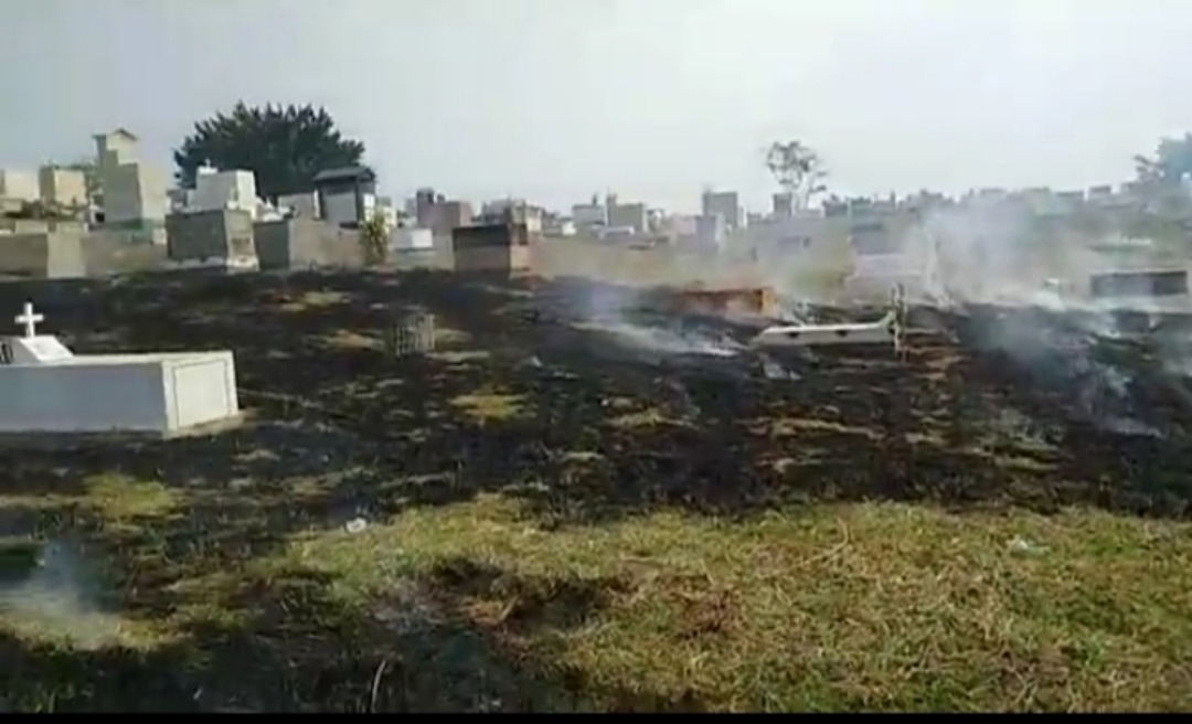 Fogo consome parte do Cemitério Jardim da Saudade em Rio Branco