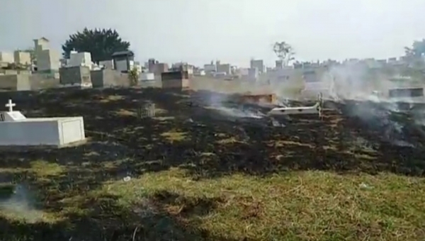 Fogo consome parte do Cemitério Jardim da Saudade em Rio Branco