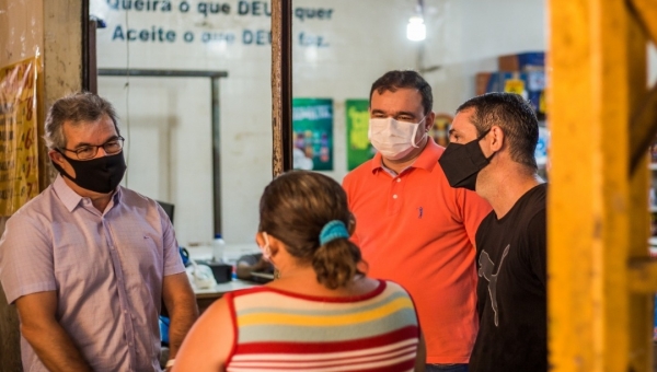 Marcus Alexandre e Jorge Viana visitam mercado e calçadão, com o pré-candidato Daniel Zen