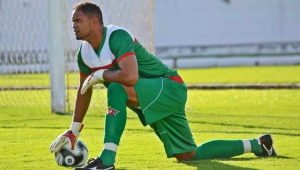 Juiz acata pedido do MPAC e determina que goleiro Bruno use tornozeleira de modo continuo