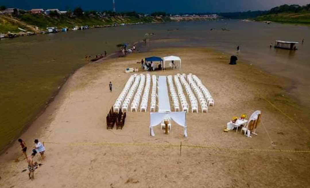 Em Boca do Acre, casamento é celebrado em banco de areia no meio do rio Purus