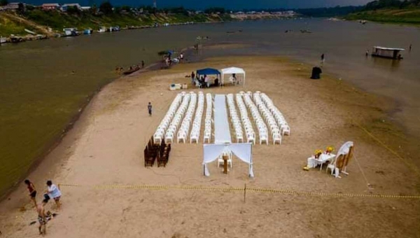 Em Boca do Acre, casamento é celebrado em banco de areia no meio do rio Purus