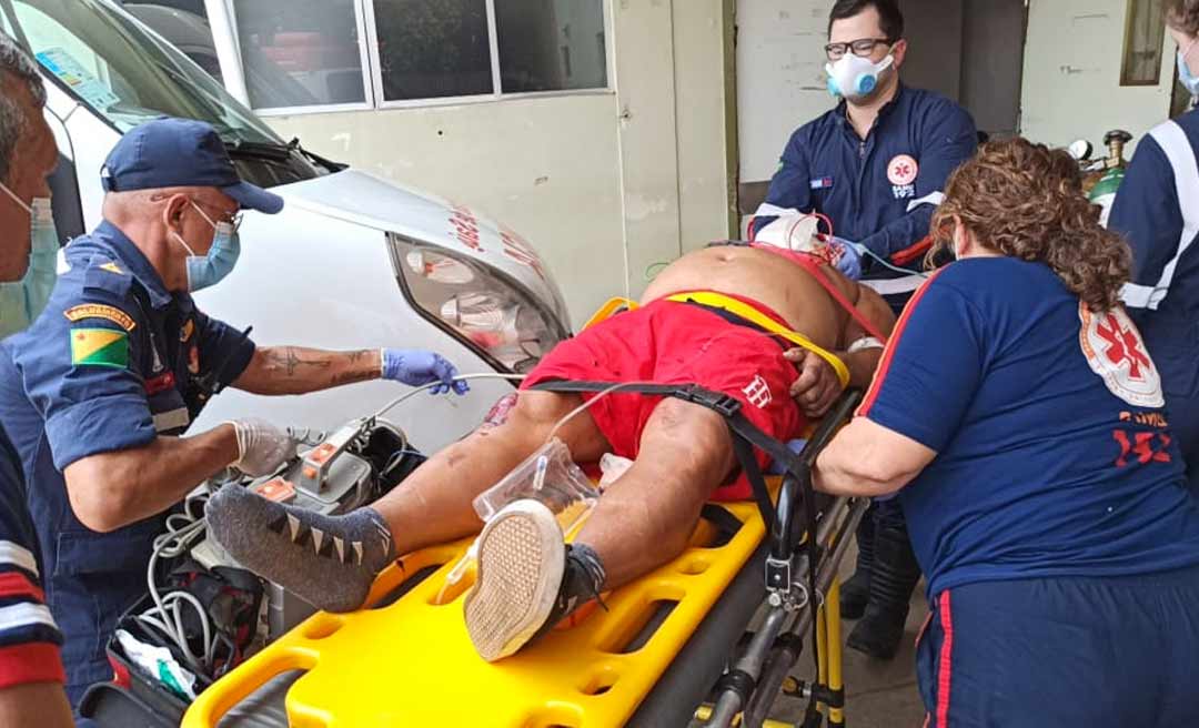 Idoso vai atravessar rua no bairro Seis de Agosto e acaba atropelado por caminhonete